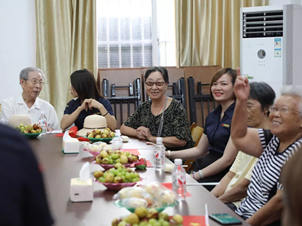 中庭裝飾集團(tuán)丨“情暖中秋，將愛傳承”——走進(jìn)金浦社區(qū)慰問高齡老人